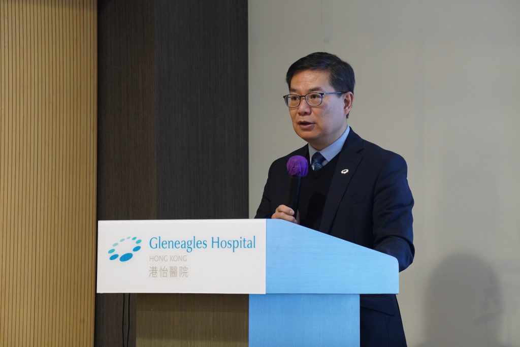 IHH 医疗(北亚洲)区域首席执行官、港怡医院执行总裁曾庆亷医生表示:「港怡医疗一直致力实践母公司IHH医疗集团的『关怀. 至善至远'(Care. For Good.)可持续发展方针,而抗菌素耐药性亦是其可持续发展框架的核心目标之一。 我们透过不同渠道及方式,持续提升公众对抗菌素耐药性的认识,并负责任地使用抗生素,为建设更健康的社区和未来尽一分力。 我们深信,通过结合临床专业、创新技术及社区网络,才能有效推动抗菌素耐药性管理,建立一个真正连接社区的诊疗生态圈,达到'精准诊断、精准治疗'。 是次与万宁及新发病毒诊断的跨界合作,不但体现IHH医疗集团以病人为本、推动医疗创新的承诺,更展示我们如何将医院级医疗服务延伸至社区,为香港以至区域内建立一个更具应变能力与可持续性的医疗体系。」